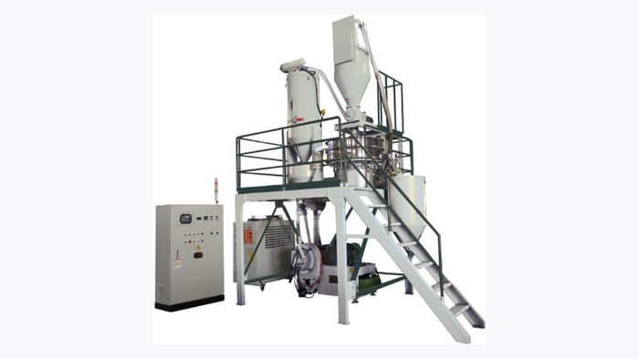 僑威機械塑膠磨粉機，產出 PVC 配方與滾塑成型用的粉料